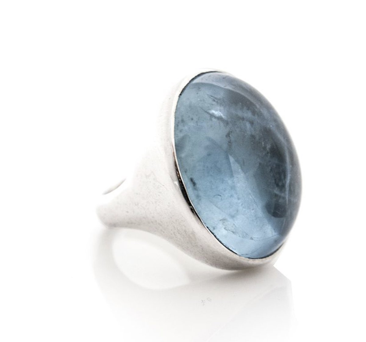 mylesmindham's tweet photo. Cocktail ring in 18K white gold, featuring an Oval Cabochon Aquamarine. Available at 37 Hazelton Avenue. 
#aquamarine#ring#cabochon#cocktailring#jewelrydesig#blogto#yorkvillevillage https://t.co/LjT12yrNfH