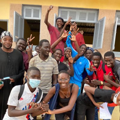 Niintche's tweet photo. Monsieur le Président @Macky_Sall vous voulez donner du travail à votre jeunesse. Voilà nous vous proposons le volontariat rémunéré à hauteur 100.000fr/mois. De manière très simple nous avons 100 écoles à rénover et nous aurons besoin de 1000 jeunes actifs.🇸🇳 https://t.co/Hi0FMsJA5d
