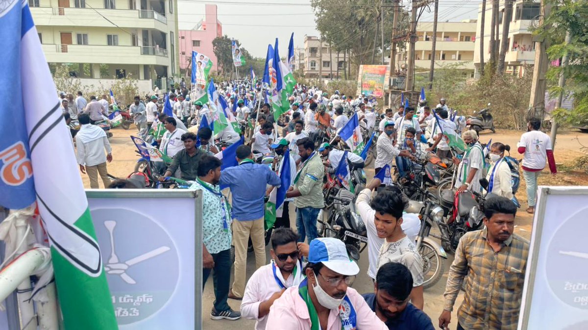 DamasubbaraoOff's tweet photo. 86 వ వార్డు అభివృద్ధి కోసం నిరంతరం కృషి చేస్తున్న మన దామ సుబ్బారావు గారికి ఓటు వేసి అత్యంత మెజారిటీతో గెలిపించు ప్రార్థన.

#votefordama #ysrcpgajuwaka #damaforvote #YSRCPLeader #DamaSubbarao #YSRCPCECMemberDama #86thwardysrcp #gvmcelections2021 #vizagnews https://t.co/3ojozSVwIl