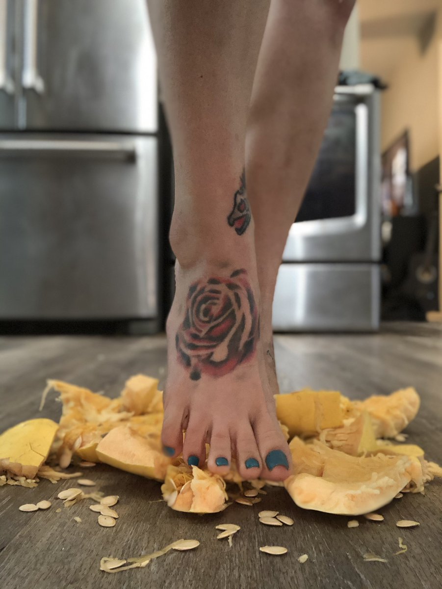 stinkysweetsole's tweet photo. Squished this like Iโd squish you ๐
#Feet #feetphotos #footcrush #giantess #ballsmash #BallAbuse #foodsquish #smellyfeet #prettytoes https://t.co/5cKI4rXUUm