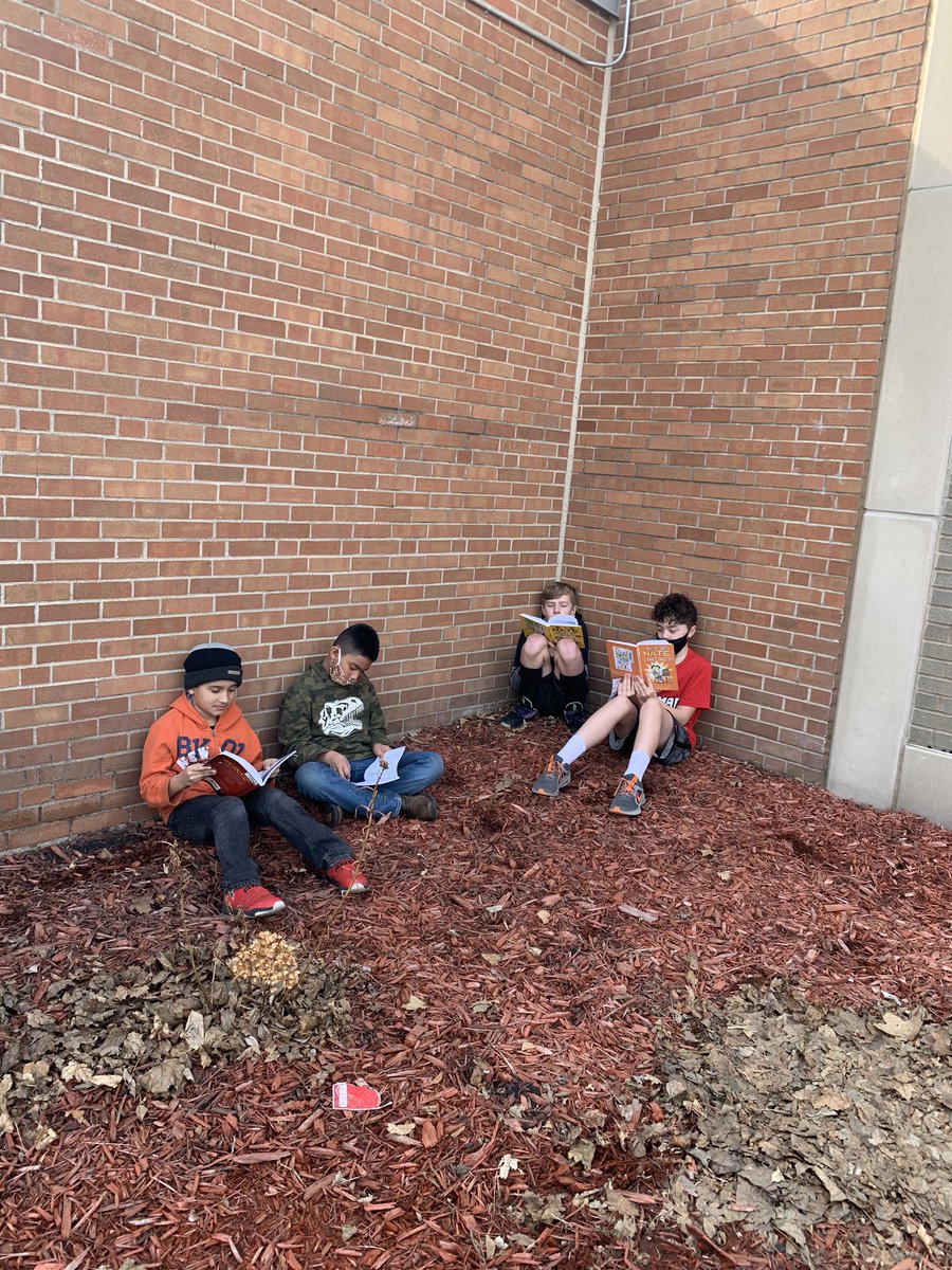 WillmarKenn's tweet photo. Kennedy kids enjoy the weather...with books, of course! #KennedyRocks #KennedyAwesome https://t.co/jzBBaqapiC