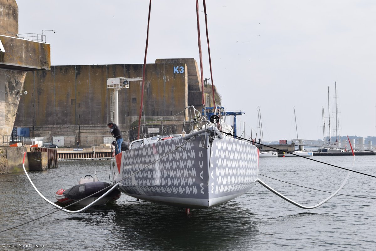 VoileMACSF's tweet image. [Sortie de l’eau] De retour à Lorient, l’#IMOCA MACSF a été sorti de l’eau cet après-midi : démâtage, déquillage, démontage des foils, il a ensuite fait son entrée dans le hangar. Le chantier🛠️de remise en état du bateau va pouvoir commencer ! #VG2020