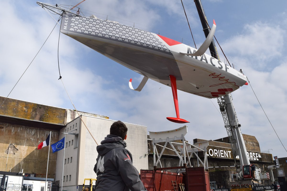 VoileMACSF's tweet image. [Sortie de l’eau] De retour à Lorient, l’#IMOCA MACSF a été sorti de l’eau cet après-midi : démâtage, déquillage, démontage des foils, il a ensuite fait son entrée dans le hangar. Le chantier🛠️de remise en état du bateau va pouvoir commencer ! #VG2020