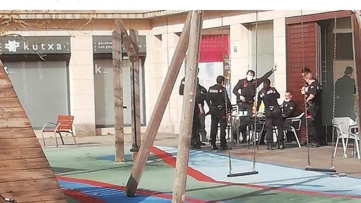 Gogora ezazu beti:
Launaka gehienez eta eserita kontsumitu.