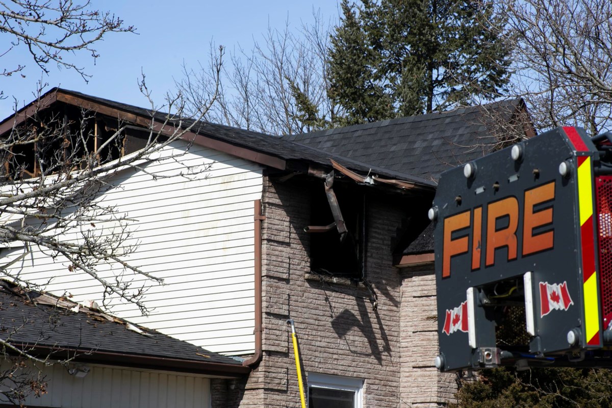 Guelph Fire on scene of Steffler Drive fire (4 photos) guelphtoday.com/local-news/gue…