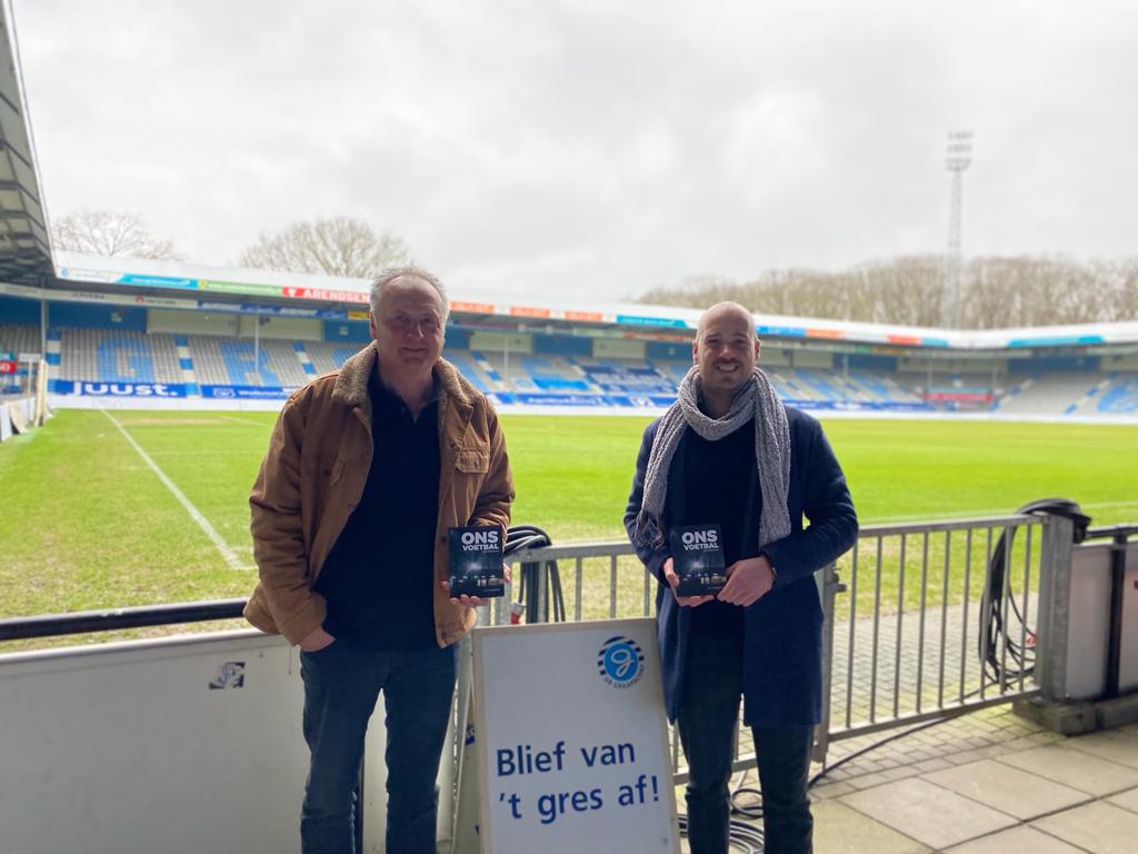 Vandaag met auteur <a href="/Timlubberdink/">Tim Lubberdink</a> van 'Ons Voetbal' in de Vijverberg om de eerste exemplaren te overhandigen.
Mooi boek in handzaam pocketformaat.
Voor iedereen die het broodje bal of het pissen tegen het hek mist!
<a href="/DeGraafschap/">De Graafschap</a> 
uitgeverijhermans.nl/boekenkraom of bij de boekhandel!