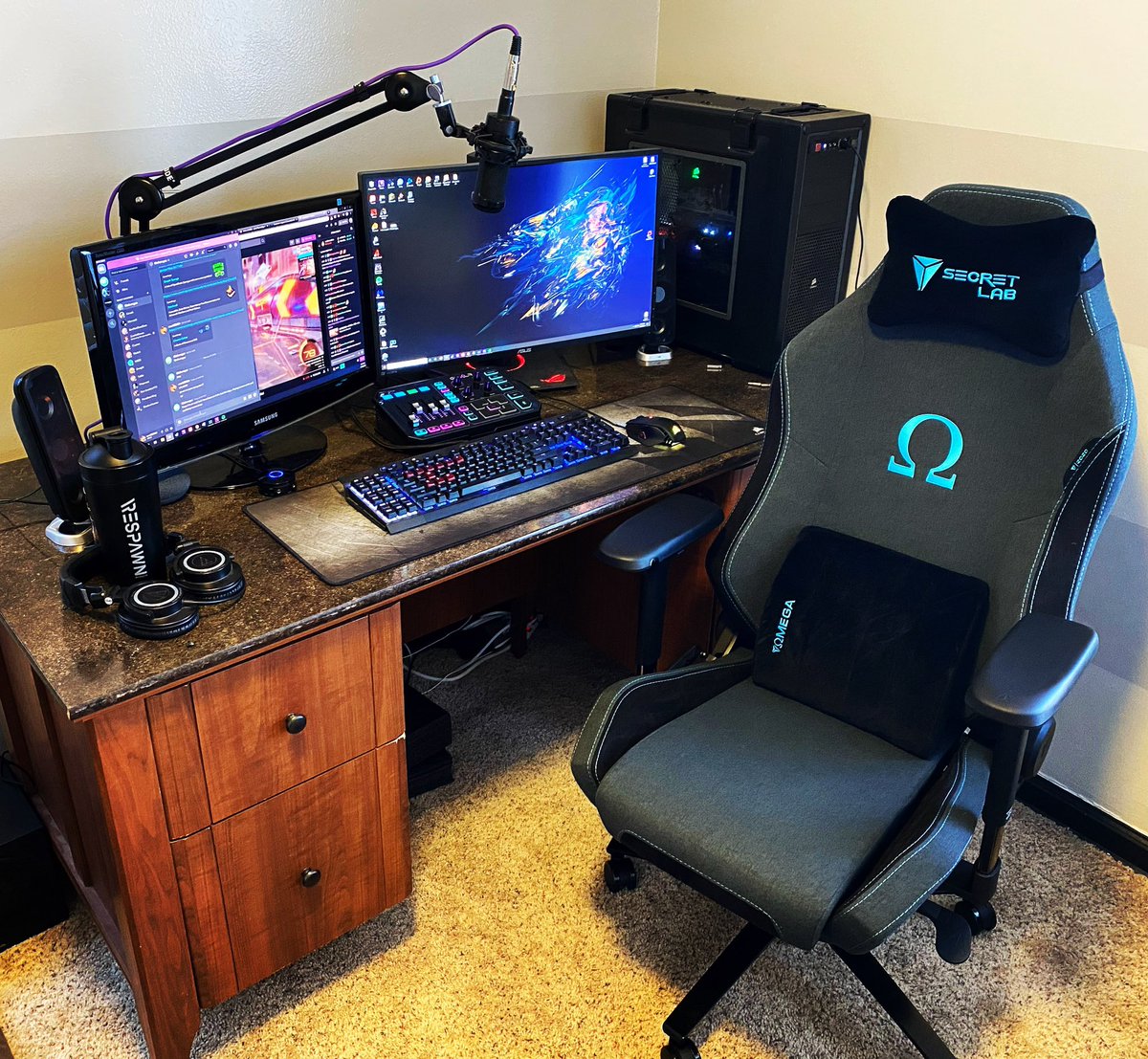 newLEGI0N's tweet photo. @JayzTwoCents Right after I built my pc in 2015 in a tiny rented room vs. 2020 in my house right after getting everything semi-tidied up and needed to play some games. But it’s all torn down again cause I bought another new house. 6600k, 980ti. Upgrading when I can 🤷🏻‍♂️ https://t.co/zZDTwpRcON