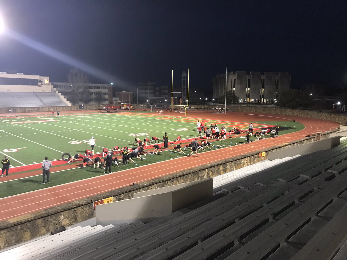 PittStateROTC's tweet photo. We had the honor to work out with the PSU Football Team this morning. Great competition! https://t.co/BeqPUSsQsg