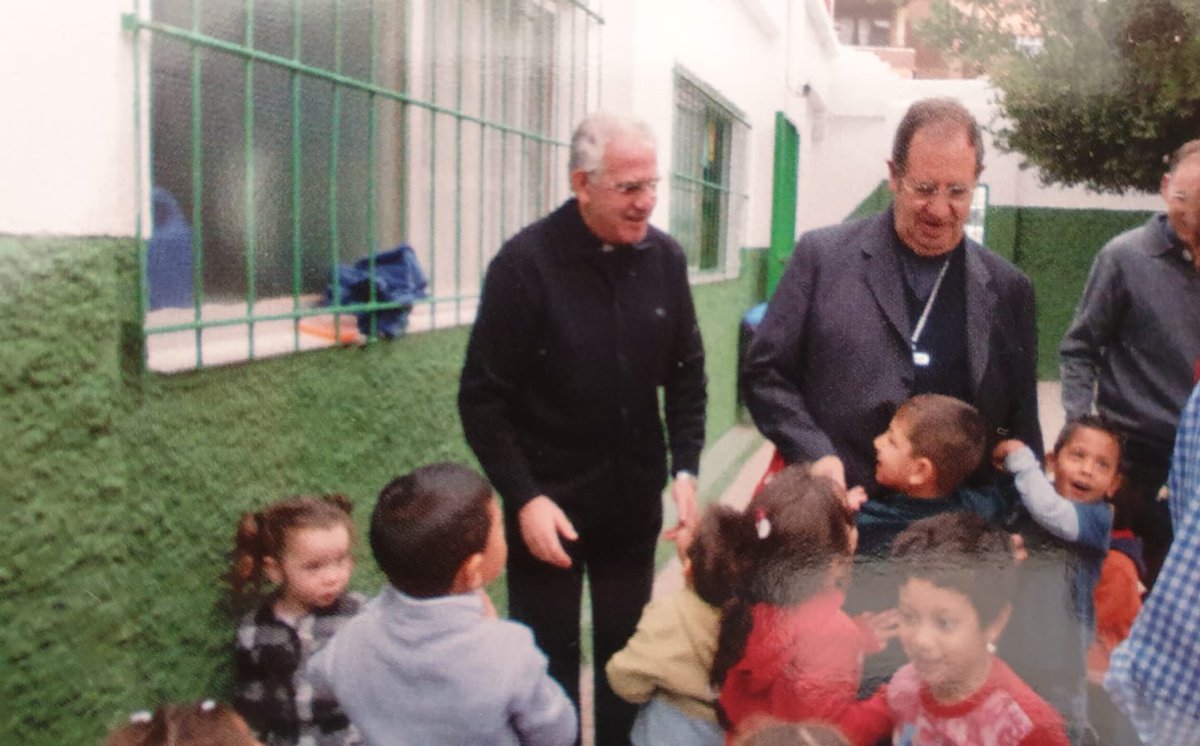 Dando gracias a Dios por don Rafael.
Pedimos una oración por él.