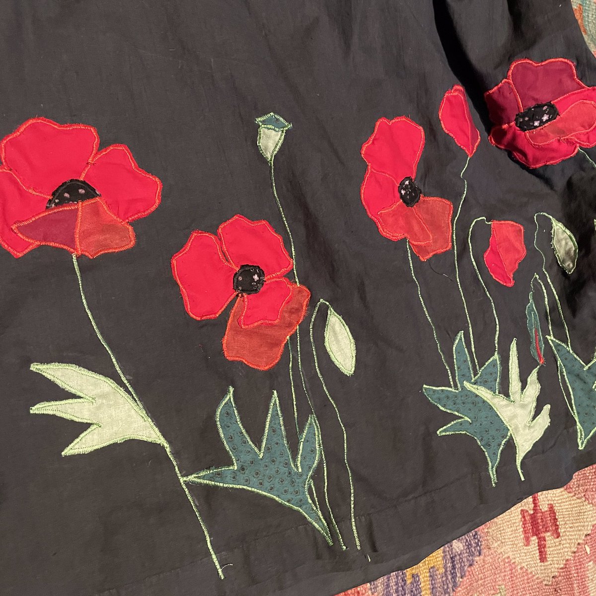 LeveNadine's tweet photo. Chemises coquelicots ou genêts pour aller courir sur la lande #broderie #robe #fleursbrodees #broderiemachine https://t.co/lxj1yoYLuv