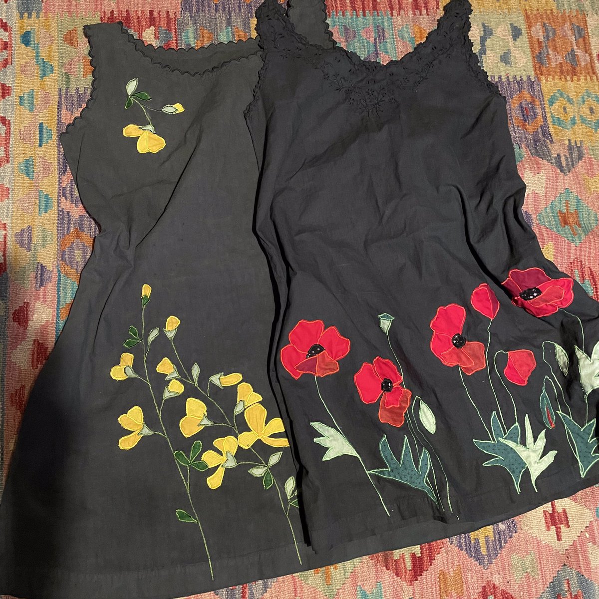LeveNadine's tweet photo. Chemises coquelicots ou genêts pour aller courir sur la lande #broderie #robe #fleursbrodees #broderiemachine https://t.co/lxj1yoYLuv