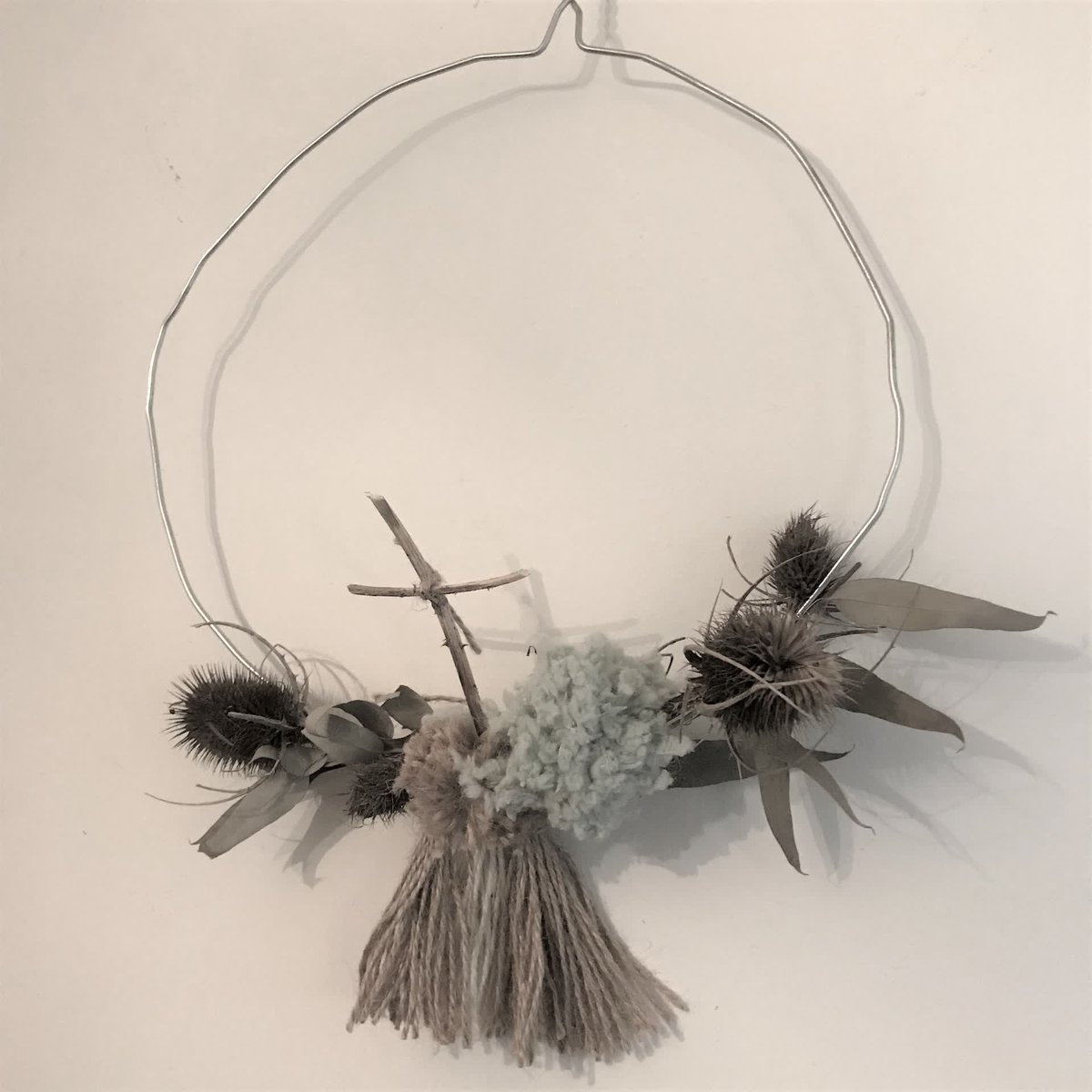 Deze week maken we met het pakket ‘Samen op weg naar Pasen’ een krans met het label ‘Zie op Hem’. We geven de krans een mooie plaats, zodat we steeds weer herinnerd worden aan het feit dat we naar Jezus moeten komen.