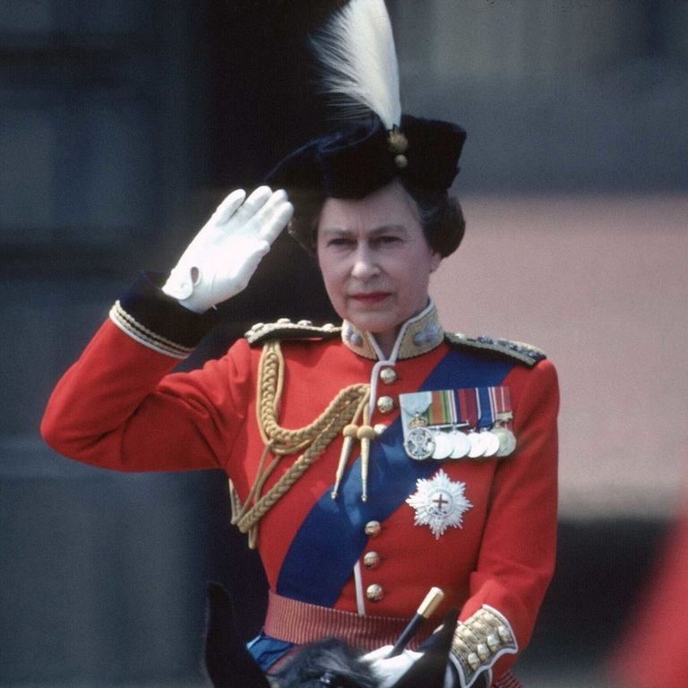 Hlnednhiq's tweet photo. #BacktheQueen https://t.co/JU4ez8HBJP
