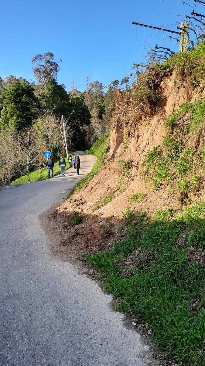 BelenVillarGlez's tweet photo. ✅Os veciños de #Guillade, en Pontexil, seguen a esperar que o goberno local vaia reparar á carretera pola que pasan a diario para acceder ás suas vivendas.
✅Nos puidemos comprobalo e presentamos un escrito no Concello fai un mes para que reparasen, sen que fixeran nada. https://t.co/q5oeXYU2CH