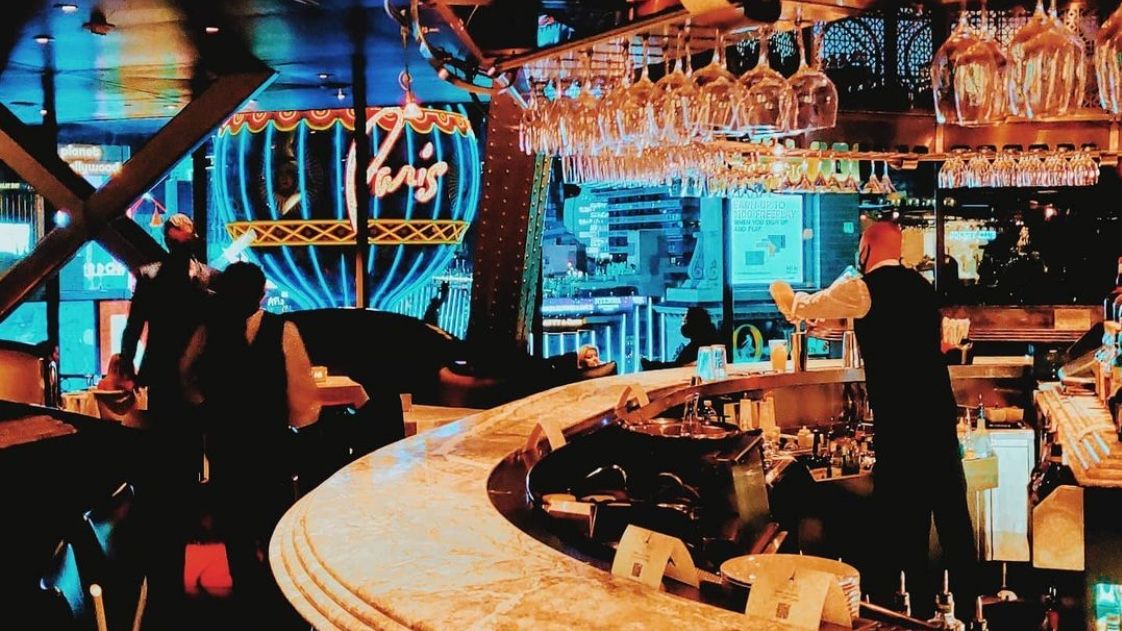 Bar views are the best views 😍 
📸 latina_abroad