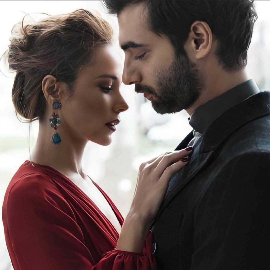 "Başka yerde arama,
Bak,göğsümde izin var."