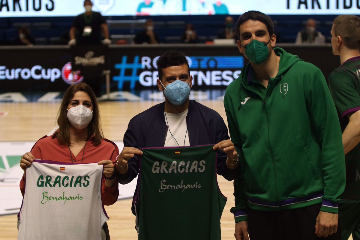 FundUnicaja's tweet photo. Nuestro equipo dedica el partido de esta tarde al personal sanitario y, como parte de este homenaje, @CarlosSuarezWeb ha entregado a su inicio dos camisetas a los profesionales de los hospitales @HUVV_SAS y @HRegionalMalaga 
💚💜 #YoSoyDelUnicaja
📷 @alexzeaphoto https://t.co/LJRTO6PYke