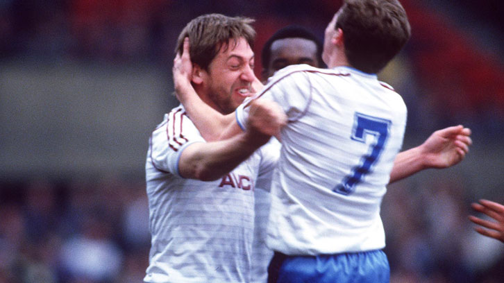 TonyCottee9's tweet photo. Thought I'd bring this up ahead of Sunday. On this day (March 9th) in 1986, the #Hammers beat Man U 2-0 at OT in the #FACup. The day of THAT #GeoffPike header! ⚽️⚒
#WestHam #Irons #Football #Goals #Utd https://t.co/BwLBI9FdpJ