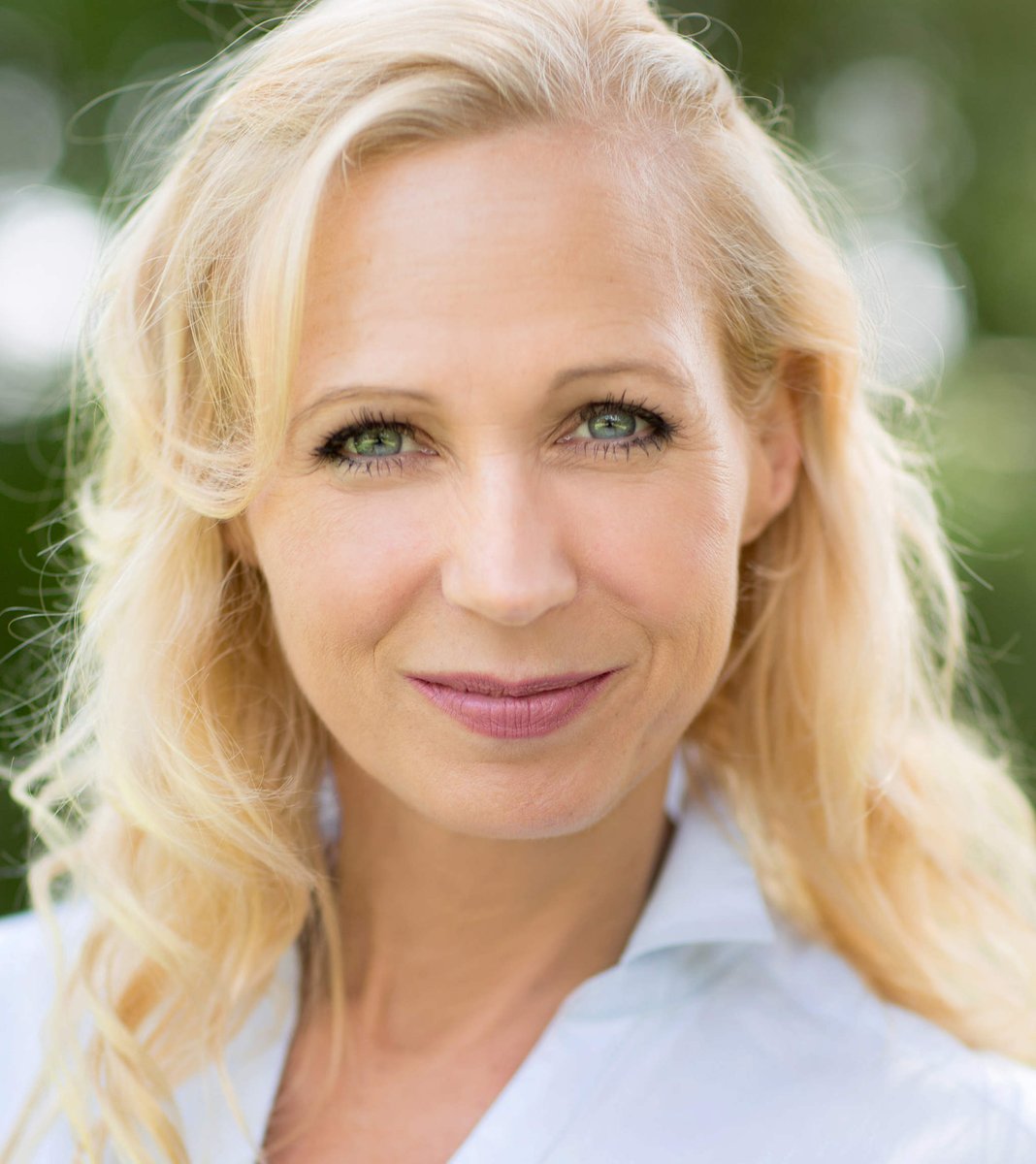 Kirstin Leigh-Former Addict-Writer_January_20_2021
Kirstin Leigh is now an acclaimed author, speaker, an addiction recovery coach, and the Founder of The Change Your Story Workshop.

Listen Here  pos.li/2htbo8

#addiction #addictionrecovery #PodernFamily #podcastHQ