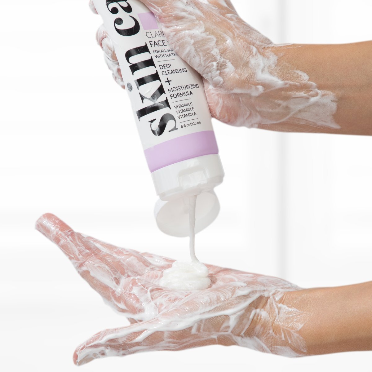 It’s a stressful old world out there and stress leads to breakouts—even if you’re not 15! Fight back with our Clarifying Face Wash. It's natural acids penetrate deep into skin to clean pores, while extracts of aloe &amp; cucumber fight inflammation. Clearer skin, calmer day. ☀️