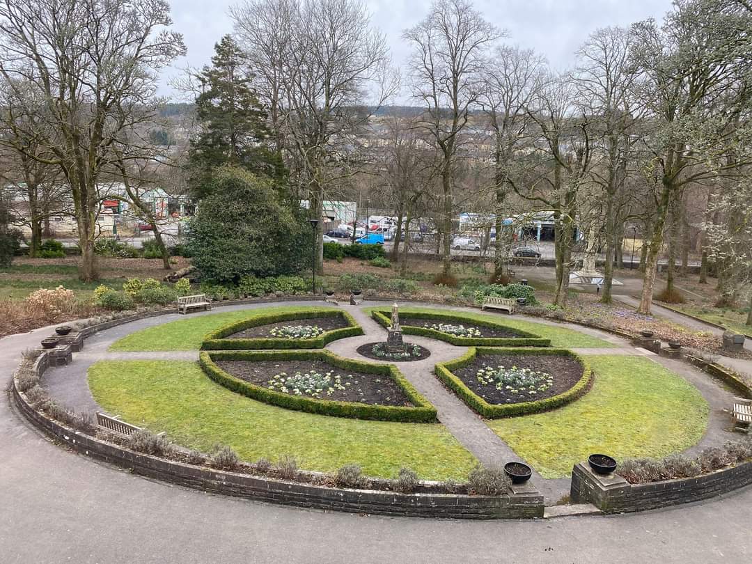 The Groundsmen and Volunteers at <a href="/BedwelltyHouse/">Bedwellty House&Park</a> have been busy planting some lovely Spring flowers in the Circle Garden. Pics by #BedwelltyHouse <a href="/Aneurinleisure/">Aneurin Leisure</a> #Tredegar #TredegarWales