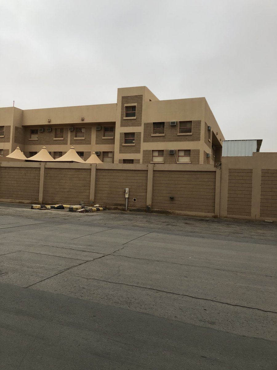 أكثر وزارة بحاجة إلى تطوير هي #وزارة_التعليم ليس في المناهج فقط، لكن أنسنة المدارس وجعلها مبهجة وصحية. تزرع فيها الأشجار وتدخلها الشمس، الدراسة عن بعد فرصة لعمل إصلاحات، خصوصاً مدارس البنات.