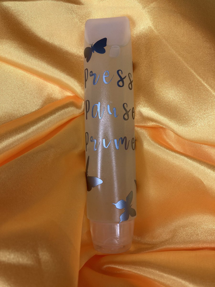 KSCosmetics2's tweet photo. Welcome our new Press Pause Primer. This Face Primer is INCREDIBLE and like all our products 100% natural. This primer with allow your foundation to sit on your skin for ALL-DAY wear. Already tested in hot weather, through sweating, and even worn over night just to test the wear. https://t.co/DjOiPwZmjN