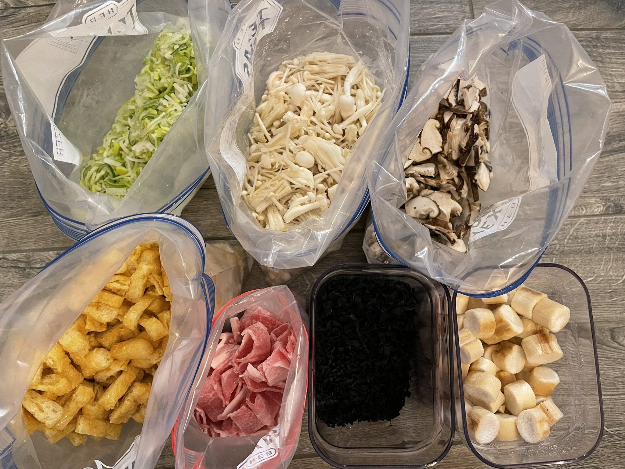 Claire アメリカおうちごはん 我が家のお味噌汁の具 冷凍 乾燥ものストック 日本では普通に買えていた食材もこっちでは高速45分の日本食スーパーまで行かないと買えません 作る時はここからひと掴みずつお味噌汁にいれます 料理好きな人と