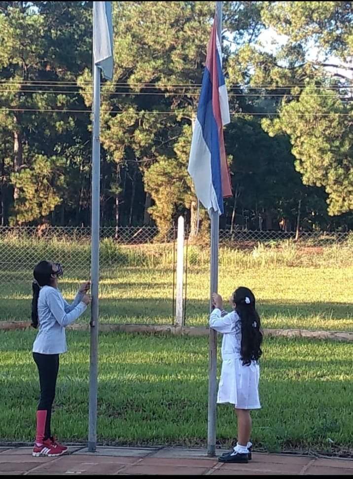 #Hoy por la Mañana Alumnas  izando los pabellones #Esc843 dr René FAVALORO de Col.Flora #PtoLeoni
Bendecido Comienzo Comunidad Educativa 👏
<a href="/misioneseduca/">Educación Misiones</a> <a href="/miguel_sedoff/">Miguel Sedoff</a> <a href="/linares_cielo/">Cielo Linares</a> <a href="/direcciondeTIC/">DireccionTic</a> <a href="/CGEMisiones/">CGE Misiones</a> <a href="/herrerayflia/">Oscar Herrera Ahuad</a>