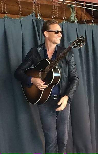 KGullic's tweet image. #HiddlesLetterC @HiddlestonSpam 
Lookin casual and cool
With that musical tool