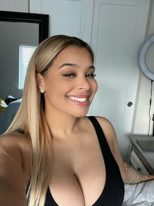 Pretty bitch 😝 https://t.co/mejM6AsB4y