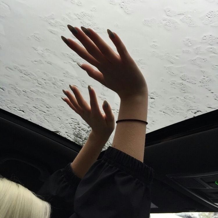 unknowkate's tweet image. Arcade | au cebônica

Cebola, um escritor de histórias na internet, deixa sua história pela metade sem aviso aos leitores. Uma leitora fiel, após tentar chamar atenção de todos as formas para ele voltar, decide continuar a história dele por conta própria e então, tem sua atenção.