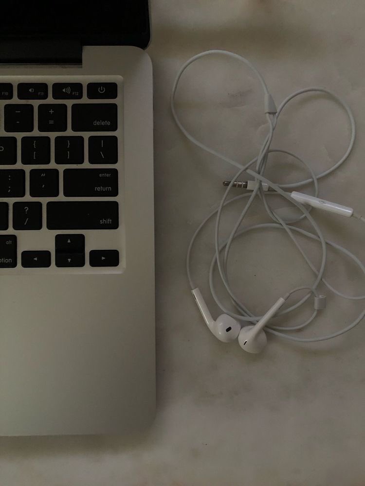 unknowkate's tweet image. Arcade | au cebônica

Cebola, um escritor de histórias na internet, deixa sua história pela metade sem aviso aos leitores. Uma leitora fiel, após tentar chamar atenção de todos as formas para ele voltar, decide continuar a história dele por conta própria e então, tem sua atenção.