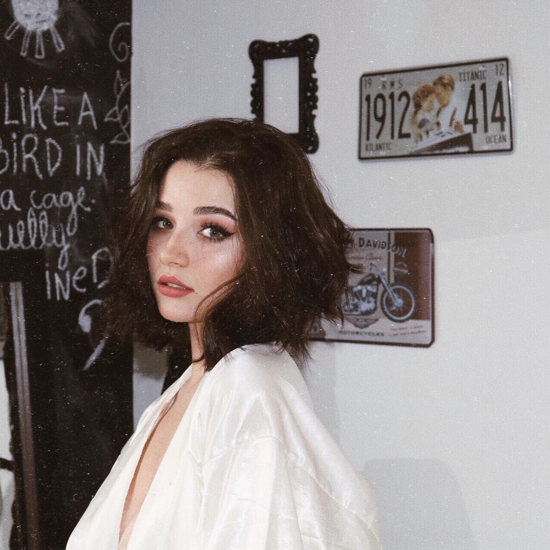 unknowkate's tweet image. Arcade | au cebônica

Cebola, um escritor de histórias na internet, deixa sua história pela metade sem aviso aos leitores. Uma leitora fiel, após tentar chamar atenção de todos as formas para ele voltar, decide continuar a história dele por conta própria e então, tem sua atenção.