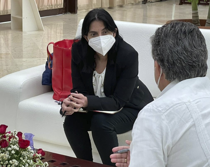 Gabrielasjr's tweet photo. Venezuela y Cuba son naciones hermanas, unidas por una historia de rebeldía y dignidad. 

Hoy seguimos fortaleciendo lazos e intercambiando experiencias. 

Aprendemos juntos a enfrentar la pandemia. 

¡Bolívar y Martí! ¡Chávez y Fidel!

#UniónBolivariana https://t.co/maraecZ5h3