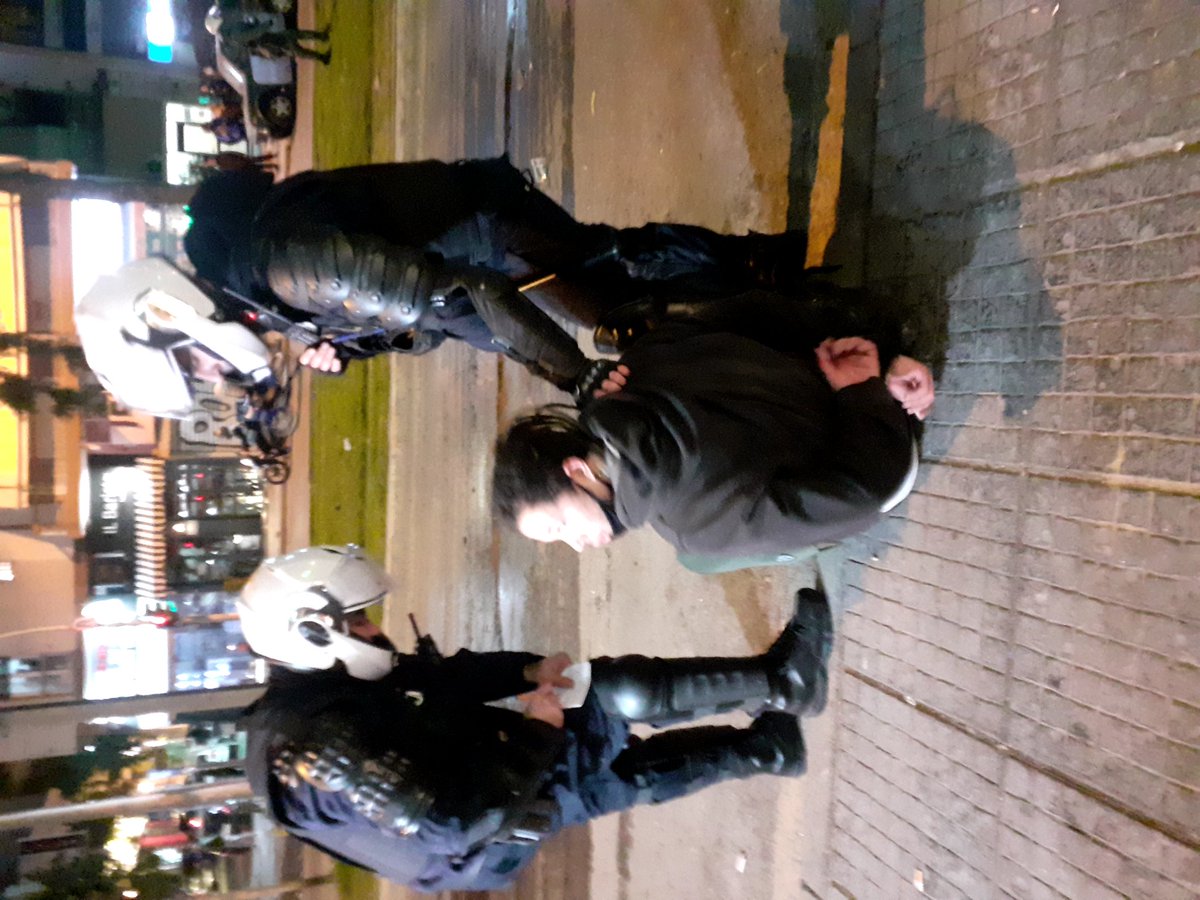 csyllas's tweet photo. σύλληψη 21:20, ελ. Βενιζέλου, από δράσίτες. το αφήνω εδώ (δε φαΐνεται πρόσωπο) για να ξέρουμε για περιπτώσεις συλληφθέντων αύριο μεθαύριο. #antireport https://t.co/Ht388dbQzD