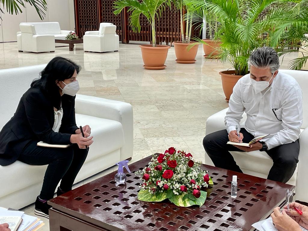 Gabrielasjr's tweet photo. Venezuela y Cuba son naciones hermanas, unidas por una historia de rebeldía y dignidad. 

Hoy seguimos fortaleciendo lazos e intercambiando experiencias. 

Aprendemos juntos a enfrentar la pandemia. 

¡Bolívar y Martí! ¡Chávez y Fidel!

#UniónBolivariana https://t.co/maraecZ5h3