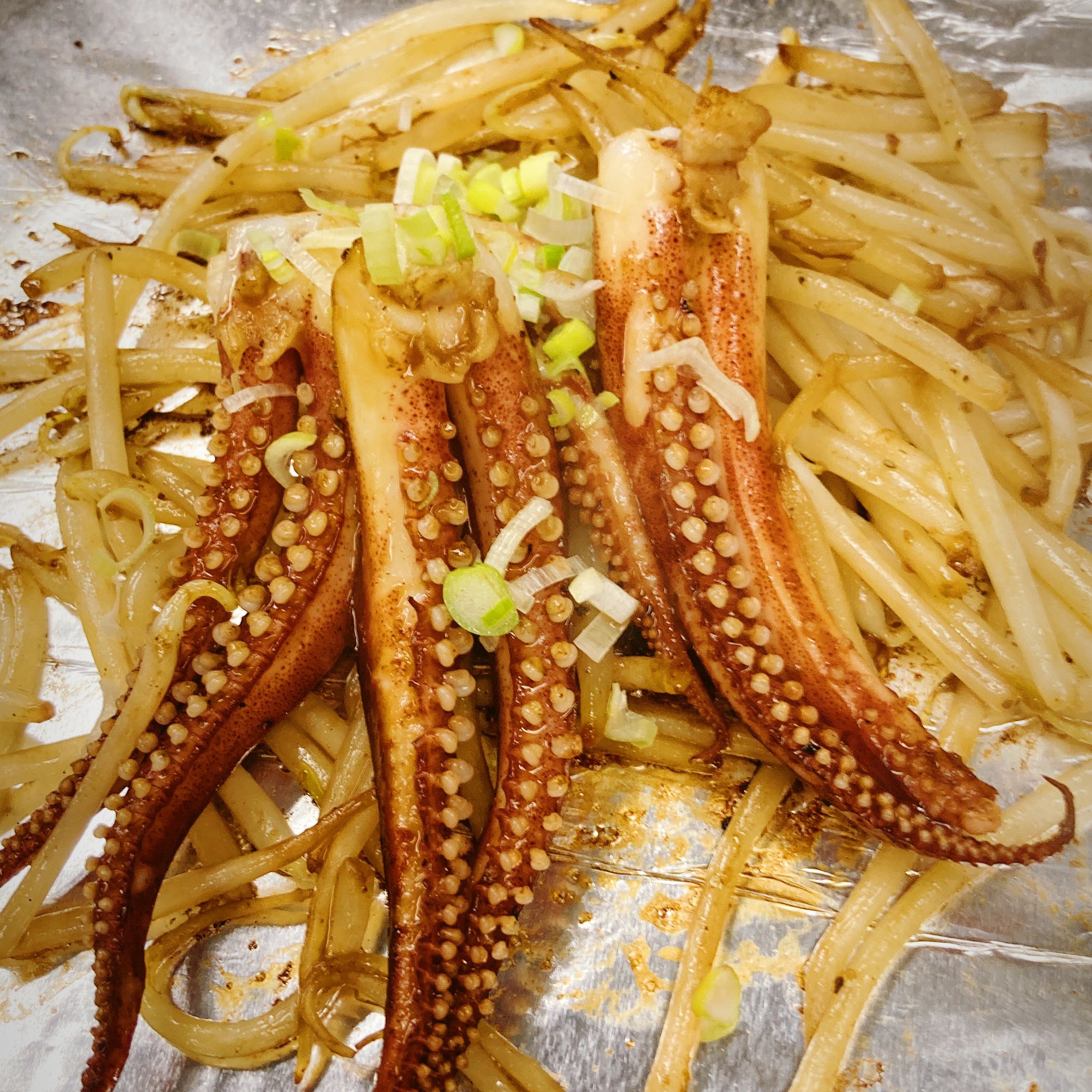 渡辺剛 昨日は大宮市場で スルメ を仕入れて来ました そのイカは お好み焼きやもんじゃには欠かせません 更には 下足バター焼き イカわた で ホイル焼き や るいべ など おつまみ にもなり 人気です いか料理 で ちょい飲み でも