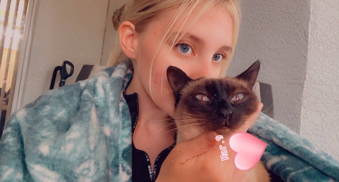 I promise she loves me lol. https://t.co/WQsMvhtgsy