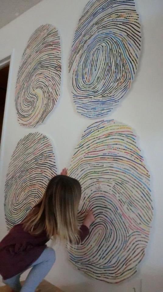 franch_laura's tweet photo. Cheryl Sorg, apasionada de los libros y ávida lectora, decidió entintarse los dedos y crear, a partir de su propia huella digital, sus personales obras realizadas con múltiples fragmentos de poemas, citas, títulos y pasajes de sus libros favoritos. 

Original. https://t.co/erzKKZpWpr