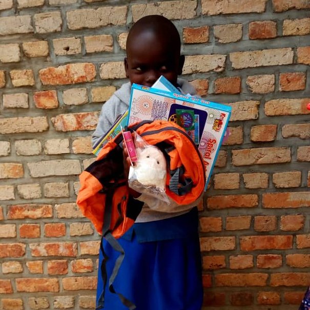 godfreyskitchen's tweet photo. Keria was so happy to receive a gift from her sponsor. 
"I thought my turn would never come to receive a gift like the others"

Thank you @TalbotHeathSch community for making these magic moments happen!

https://t.co/KtEuicn0t3
#THSchCharity #CharityTuesday #GodfreysKitchen https://t.co/CwXl8c8dZd
