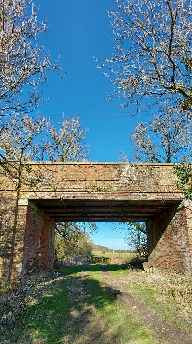 TonyHom33's tweet photo. The old railway bridge at #Wingmore, between #Elham and #Barham. One of the few remaining structures on the #ElhamValleyLine which once connected Canterbury and Folkestone. The line was closed around 1948, just after WWII
@GrimArtGroup https://t.co/ImG9XFeVCh
