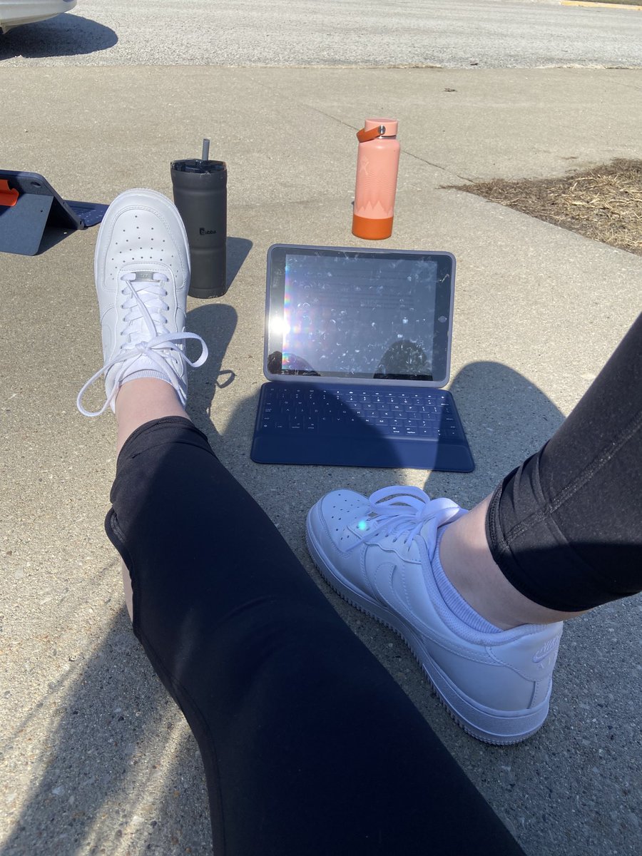 The composition II class works on their annotated bibliographies outside thanks to the nice weather #hudsonschools (jc)