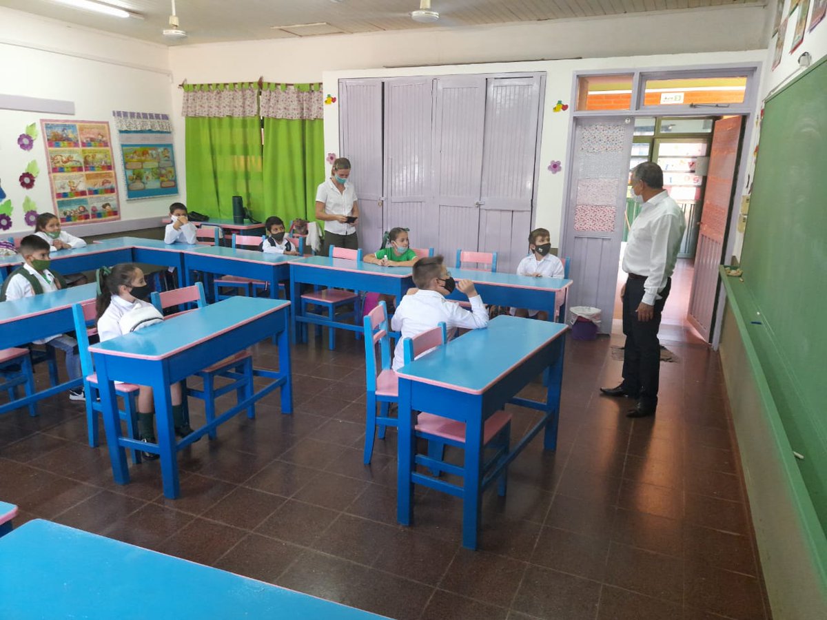 CGEMisiones's tweet photo. El presidente del CGE @jalbertogalarza dialogó con la directora de la Esc. Prov. N° 826 y con docentes y estudiantes acerca de la #VueltaAClases presenciales.

@jalbertogalarza @misioneseduca https://t.co/MmSb9reGKz