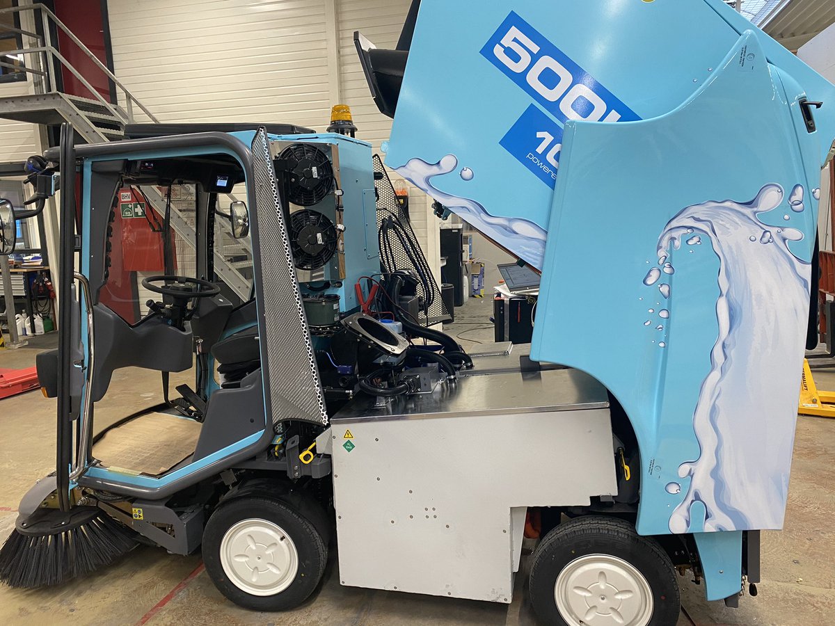 waterstof veegmachine van Greenmachine veegt de straten in Rotterdam #Rhoon mooi om ons product nu overal te zien rijden <a href="/H2Centrum/">Holthausen Clean Technology</a> #Hyzon
