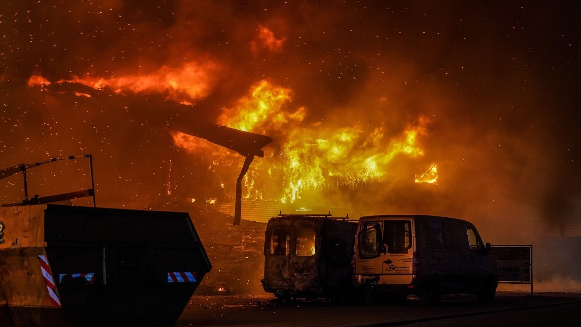 dvdavee_'s tweet photo. ++ REGIONAL ++ 
Feuer in #BadUrach. Großbrand zerstört Lagerhalle im Stadtteil Wittlingen. Etwa 150 Einsatzkräfte waren vor Ort. Der Schaden wird auf Millionen-Bereich geschätzt. 
#Reutlingen #Wittlingen #Metzingen #brand #feuerwehr #feuerwehreinsatz 

Quelle: @SWPde https://t.co/A7HbaHa88y