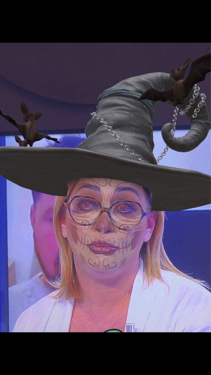 Floo_177's tweet photo. Ça passe tout de suite mieux comme ça 😂😂 #TPMPCARLA #TPMP #TPMPdanae https://t.co/ZF5I7X5Exu