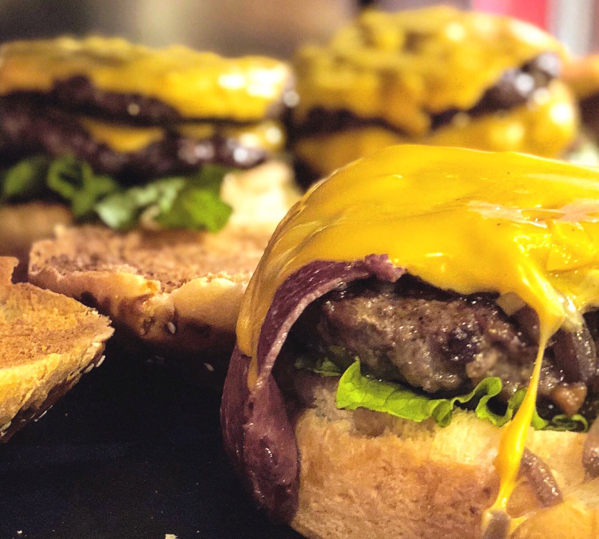 Bir cheese burgerden daha güzel bir şey varsa o da iki cheese burgerdir..
#geceyenot