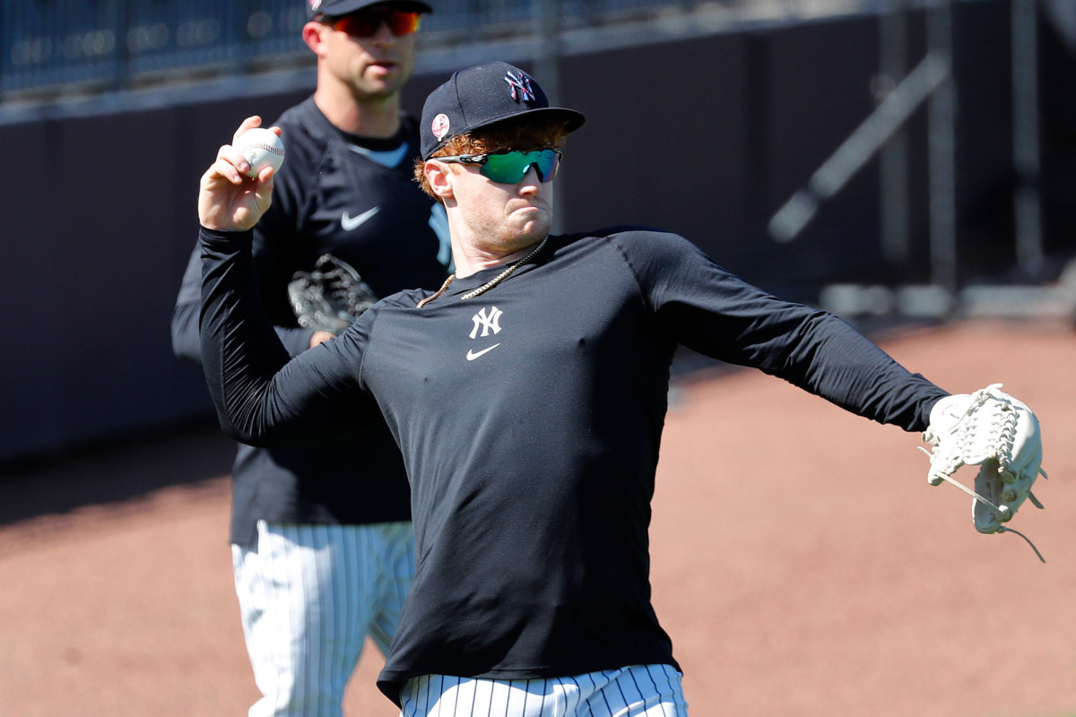 Clint Frazier slams into wall in scary Yankees moment