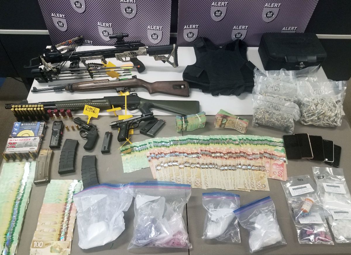 MarcoCastellon0's tweet photo. An ALERT investigation in southern Alberta revealed more then $160,000 in drugs, four firearms were also discovered. Six suspects were arrested and will face 27 criminal charges. #RCMP #ALERT #RTBNews https://t.co/Z4sMwUV1Sn